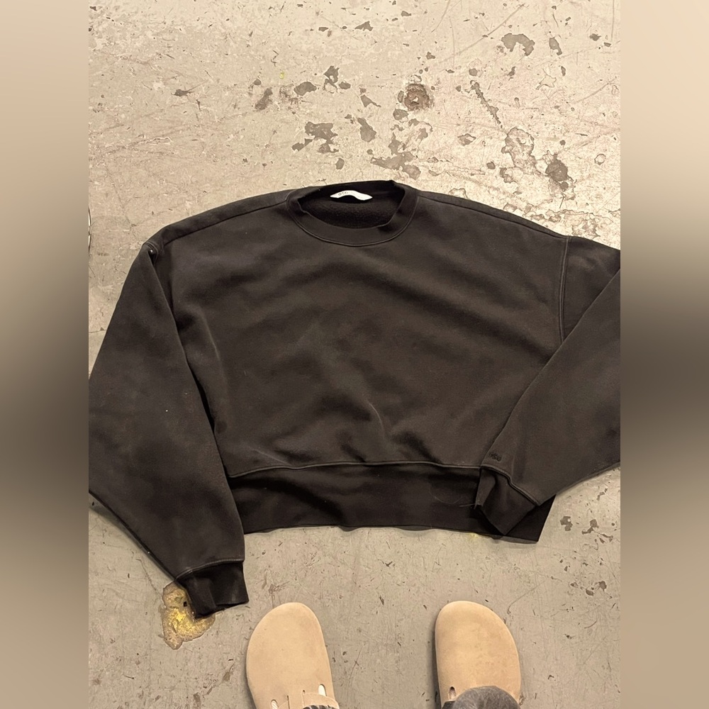 Black DSG cropped sweater
Size:S